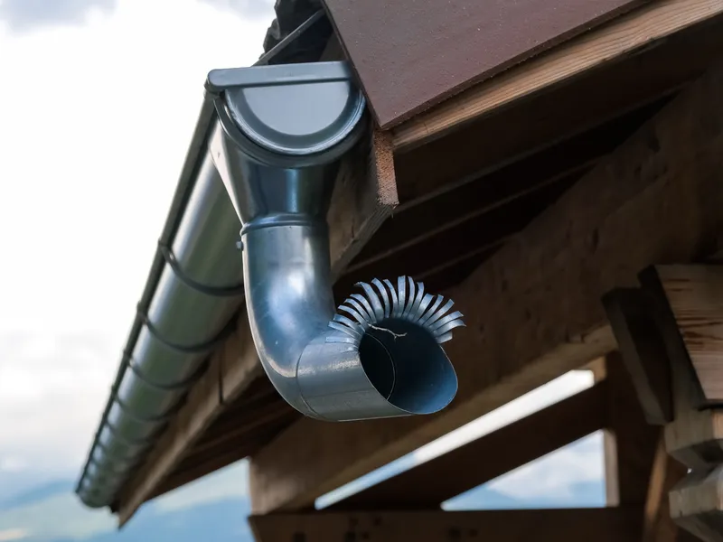 Seamless gutter alignment and clean drainage channel